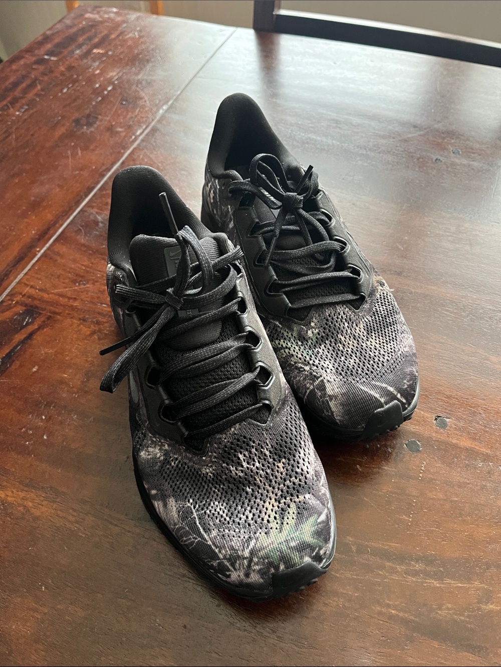 Nike Men's Black and Gray Patterned Athletic Sneakers